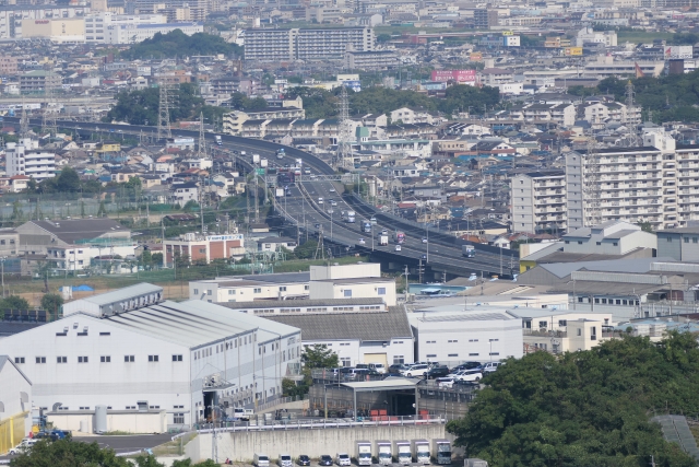 運転席で運転する女性